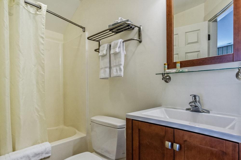 Glen Cove Inn & Suites photo 49