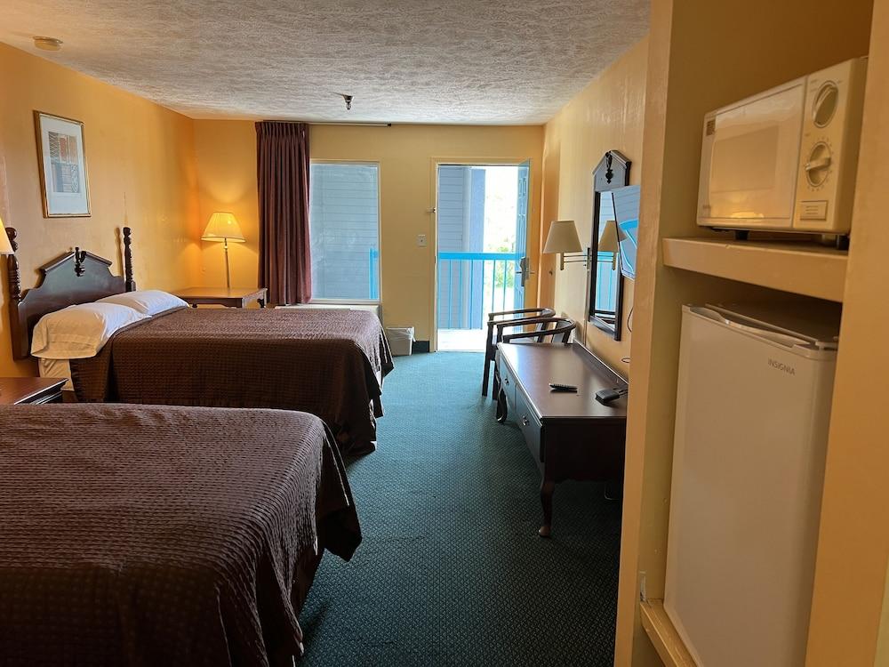 Deluxe Inn & Suites photo 17