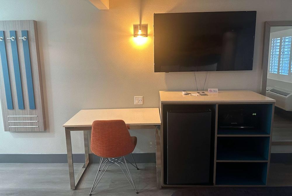 Super 8 by Wyndham Oceanside Downtown photo 17