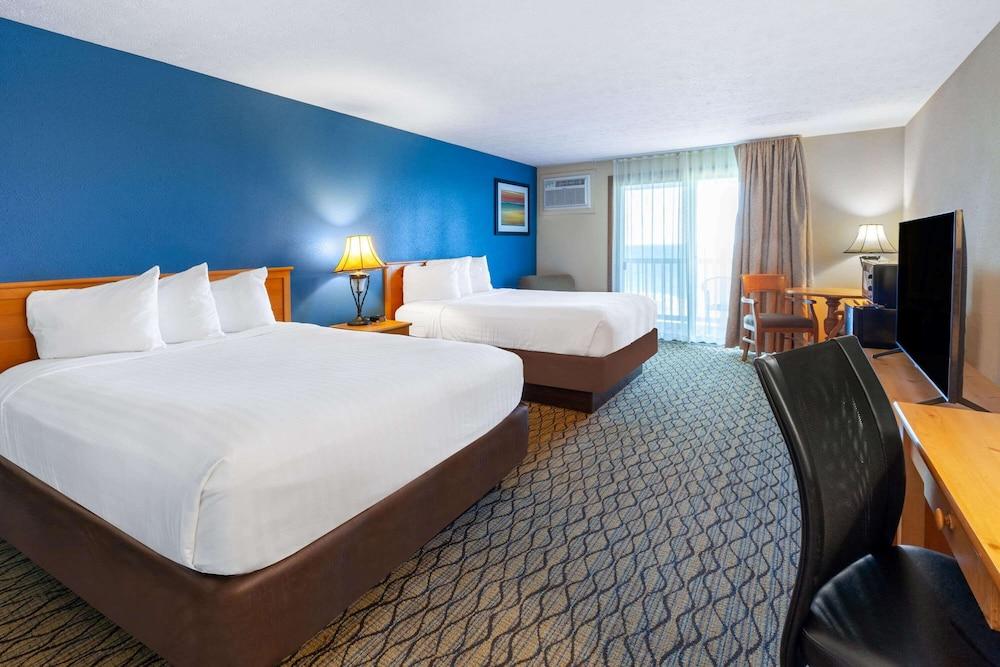 Baymont by Wyndham St. Ignace Lakefront photo 16