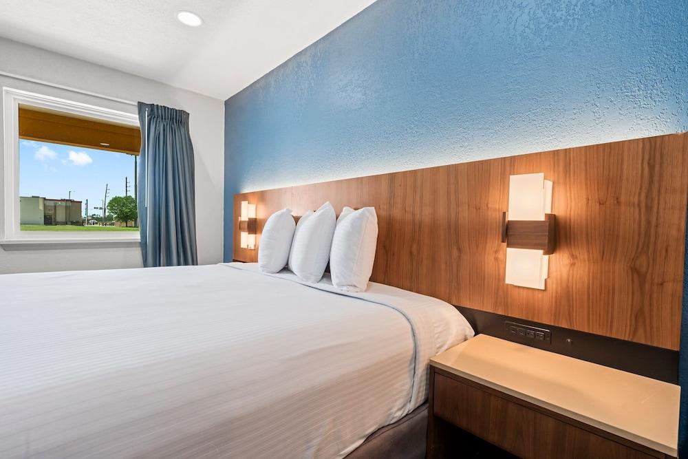 Econo Lodge Inn & Suites Sealy photo 4