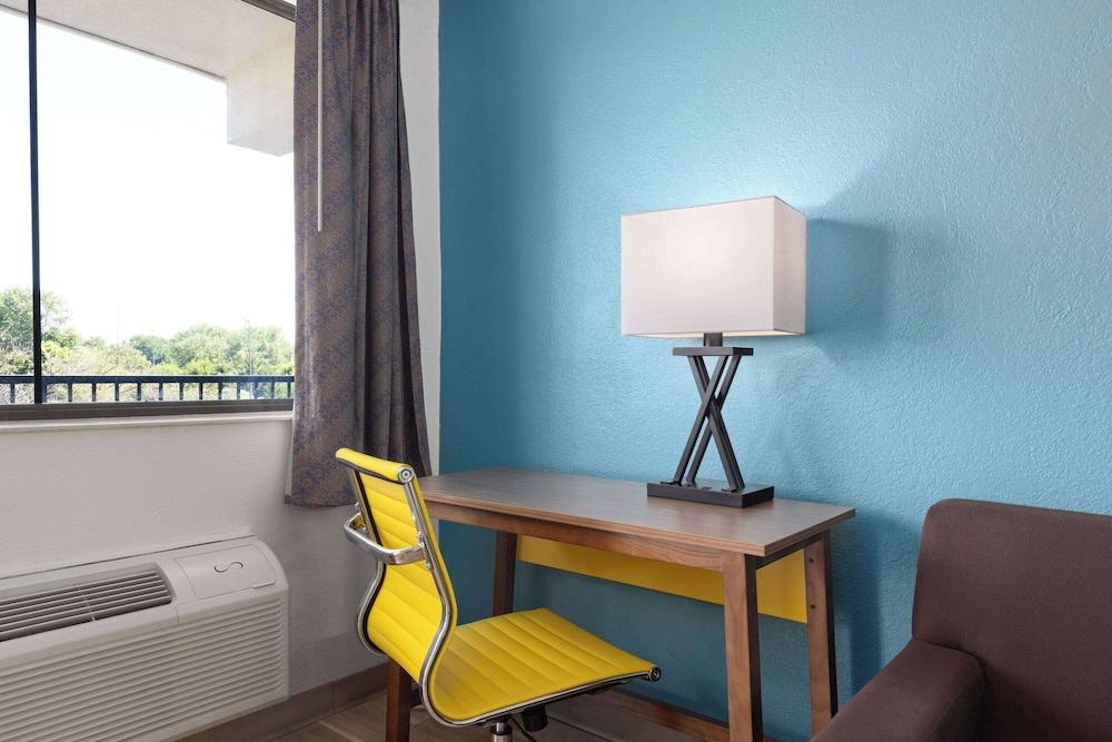 Days Inn & Suites by Wyndham Indianapolis Airport East photo 21