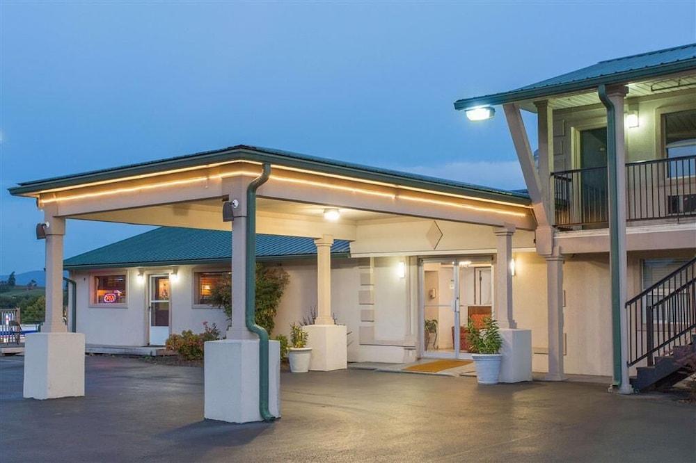Rodeway Inn photo 1