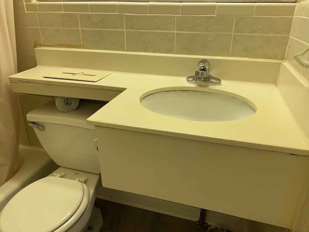 Red Carpet Inn & Suites photo 63