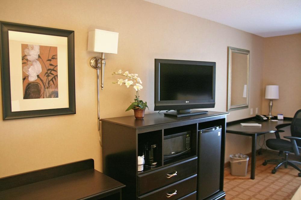 Hampton Inn & Suites Chicago/St. Charles photo 3