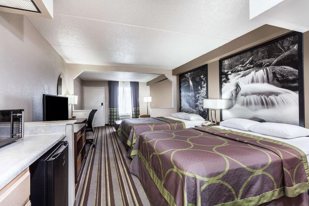 Super 8 by Wyndham Pigeon Forge Dollywood Lane photo 9