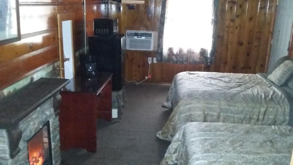 Headwaters Motel photo 5