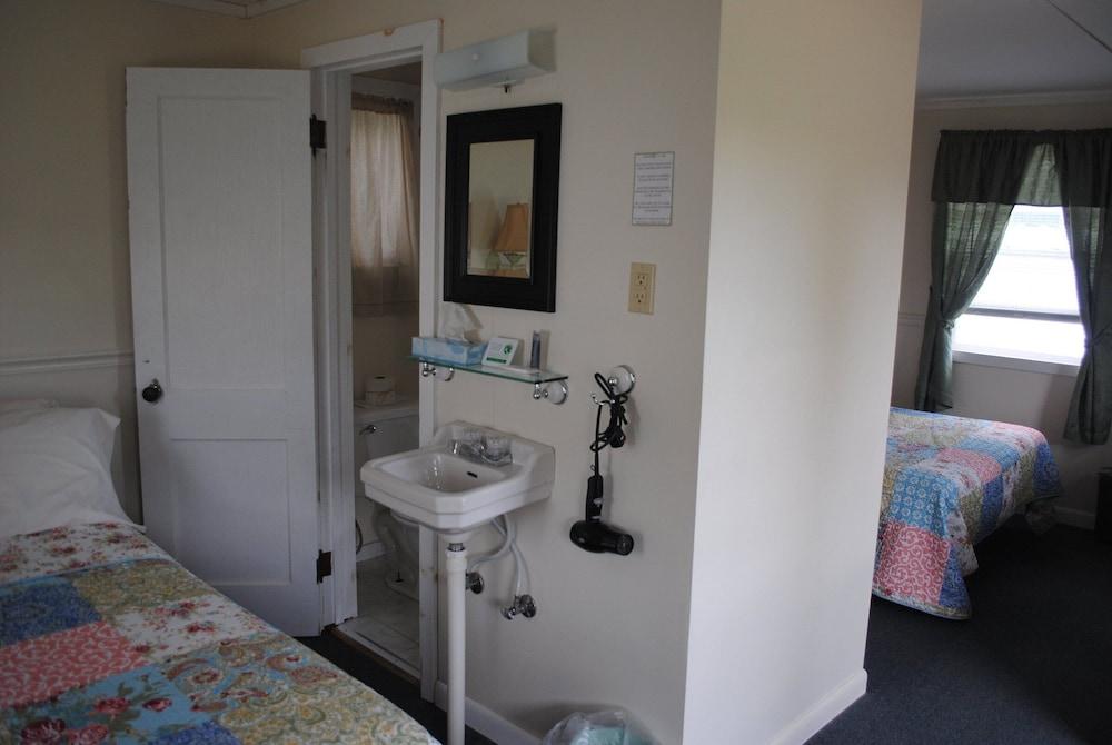 Rock Ledge Motel photo 10