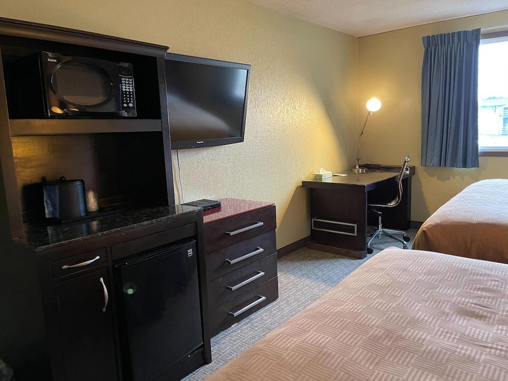 Clarion Inn photo 25