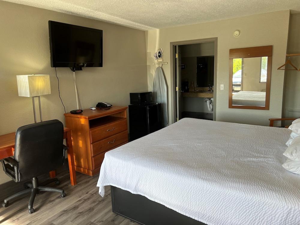 Days Inn by Wyndham KU Lawrence photo 10