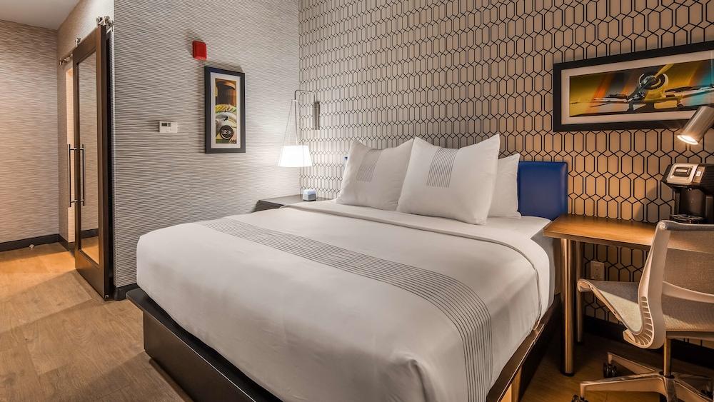 GLō Best Western Brooklyn NYC photo 12