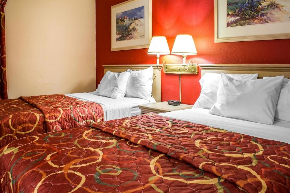Econo Lodge Inn & Suites Walnut photo 9