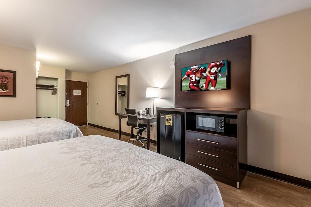 Red Roof Inn PLUS+ & Suites Houston - IAH Airport SW photo 12
