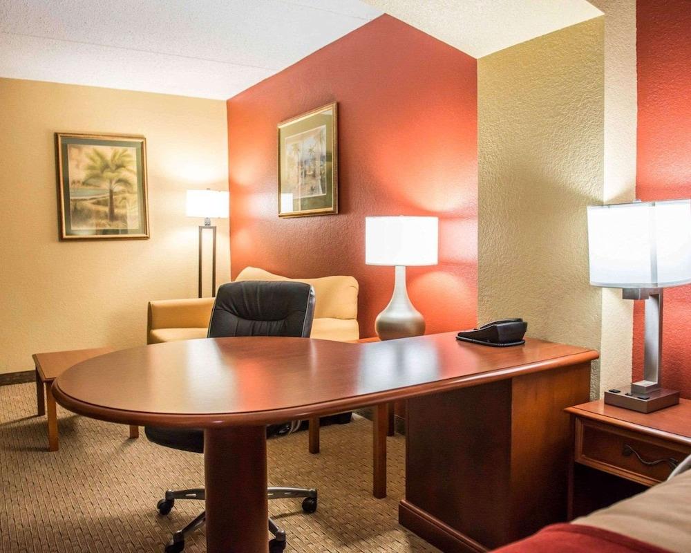 Comfort Inn & Suites photo 12