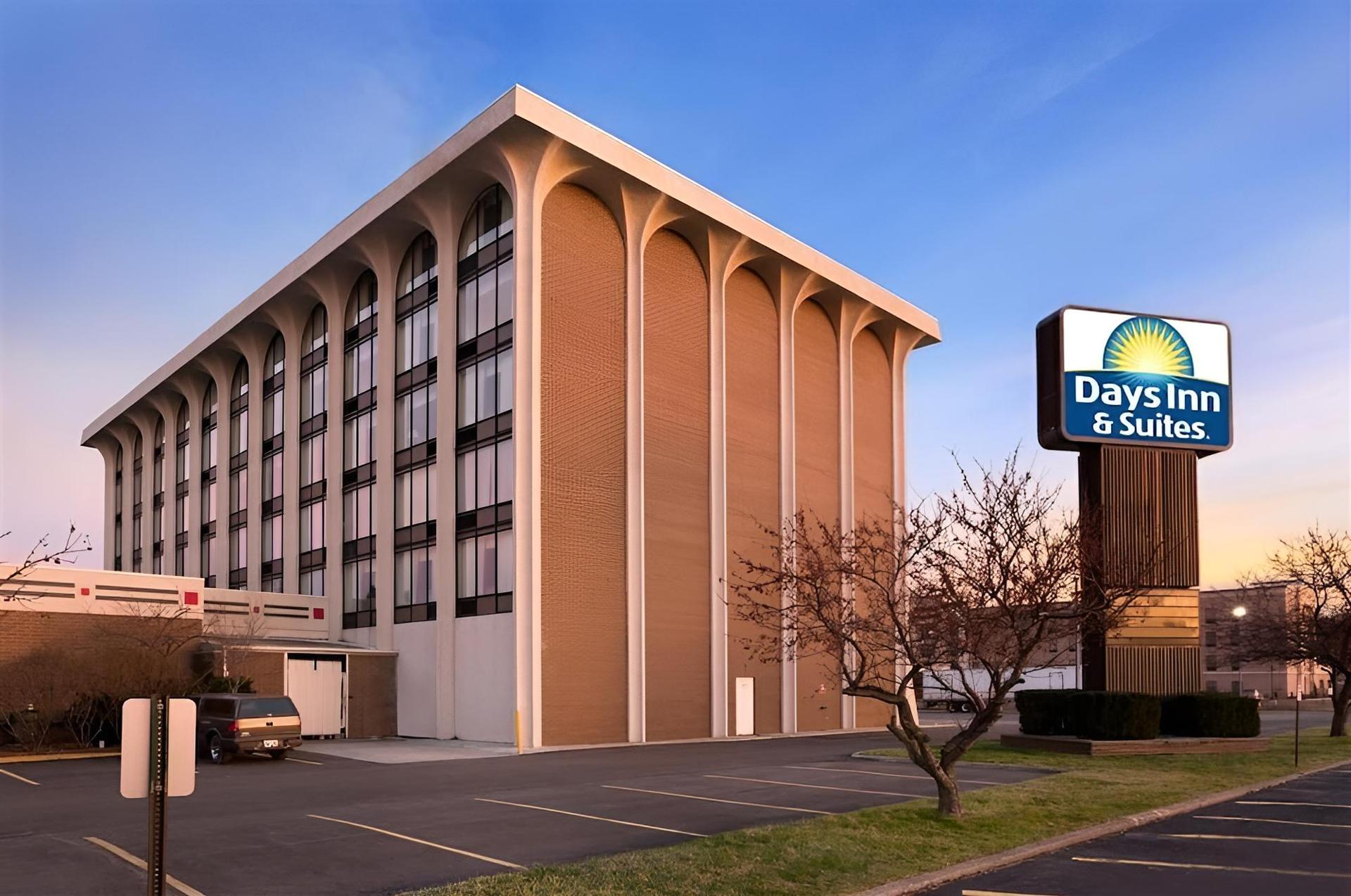 Lorain Studio Suites photo 2