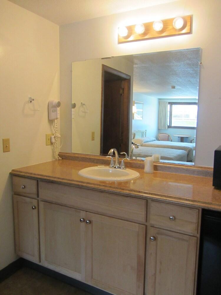 Green Dolphin Motel photo 4