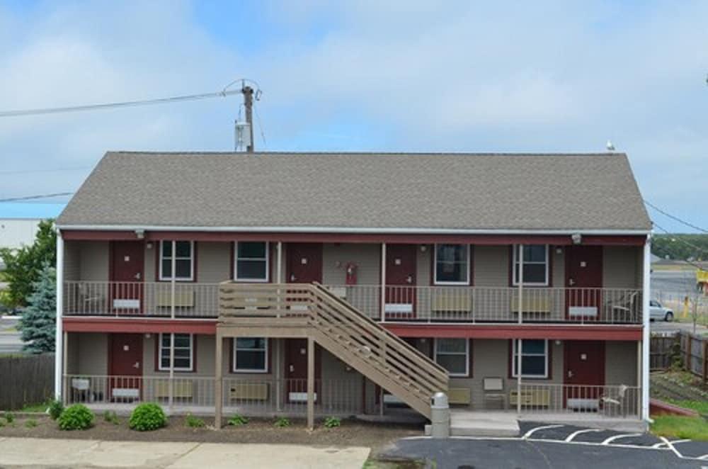 Hyannis Host Inn photo 14
