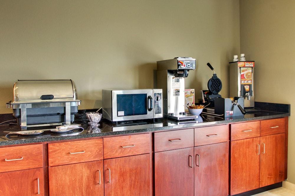 Stanton Inn & Suites photo 15