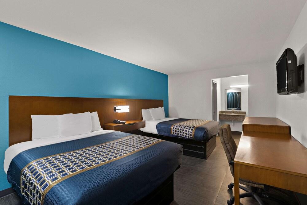 Rodeway Inn Commerce photo 34