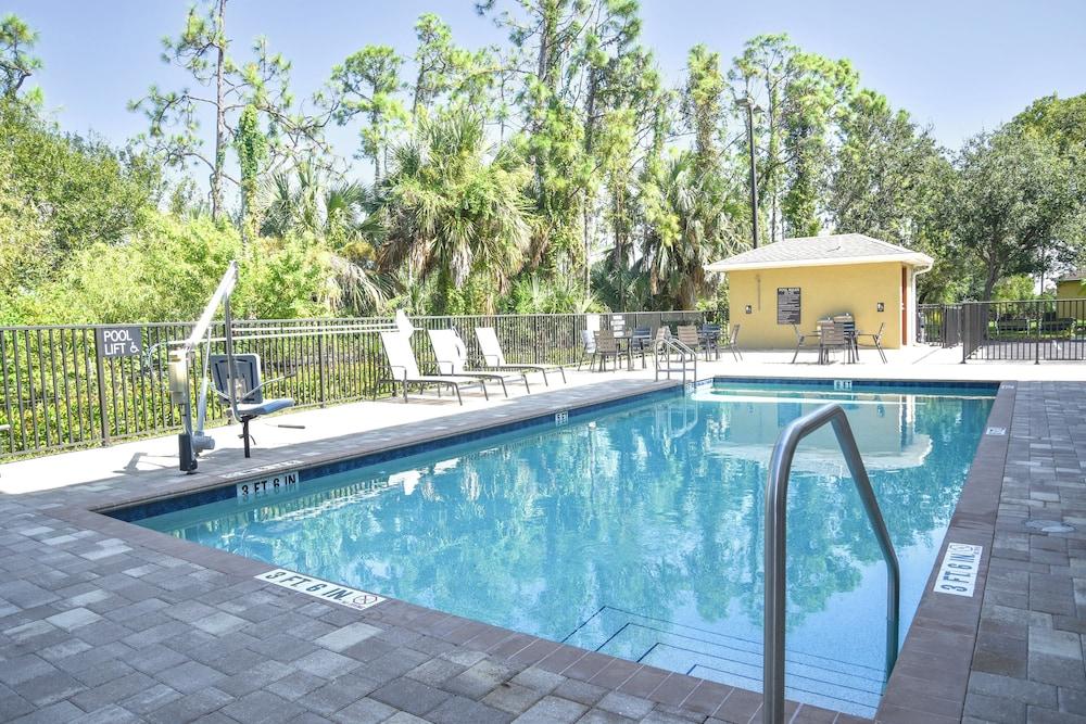Candlewood Suites Ft Myers I-75 by IHG photo 26