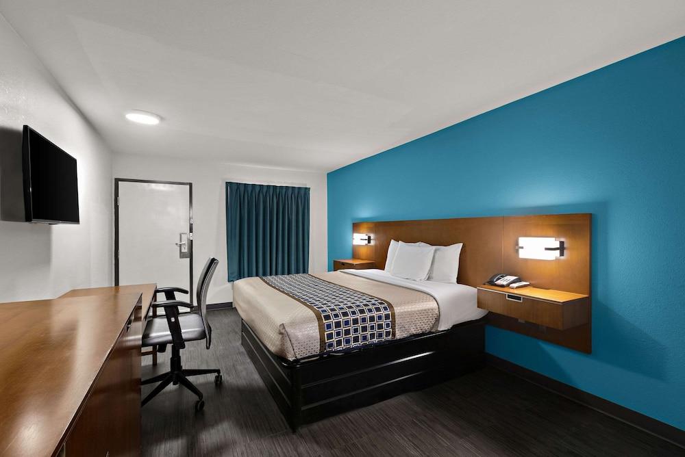 Rodeway Inn Commerce photo 18