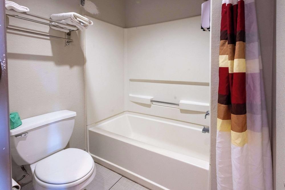 Clarion Pointe photo 21