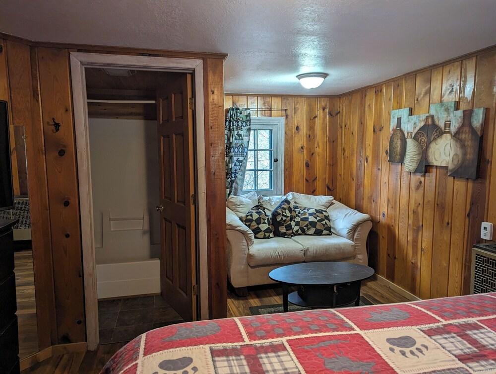 Ponderosa Pines Inn and Cabins photo 51
