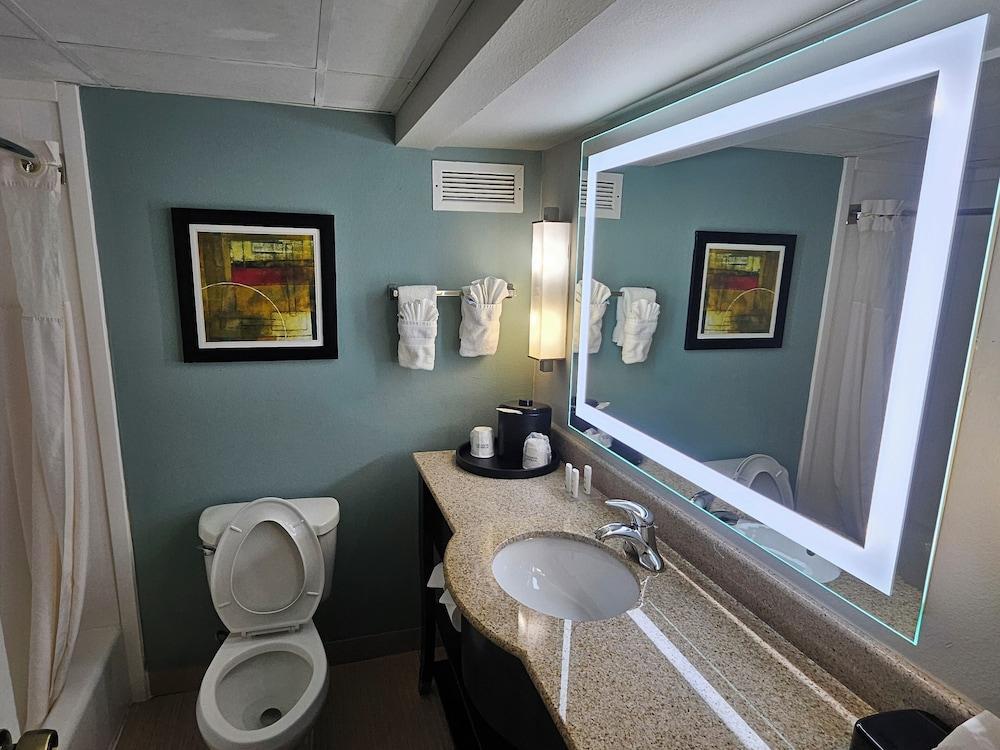 Wingate by Wyndham Greensboro/Coliseum photo 16
