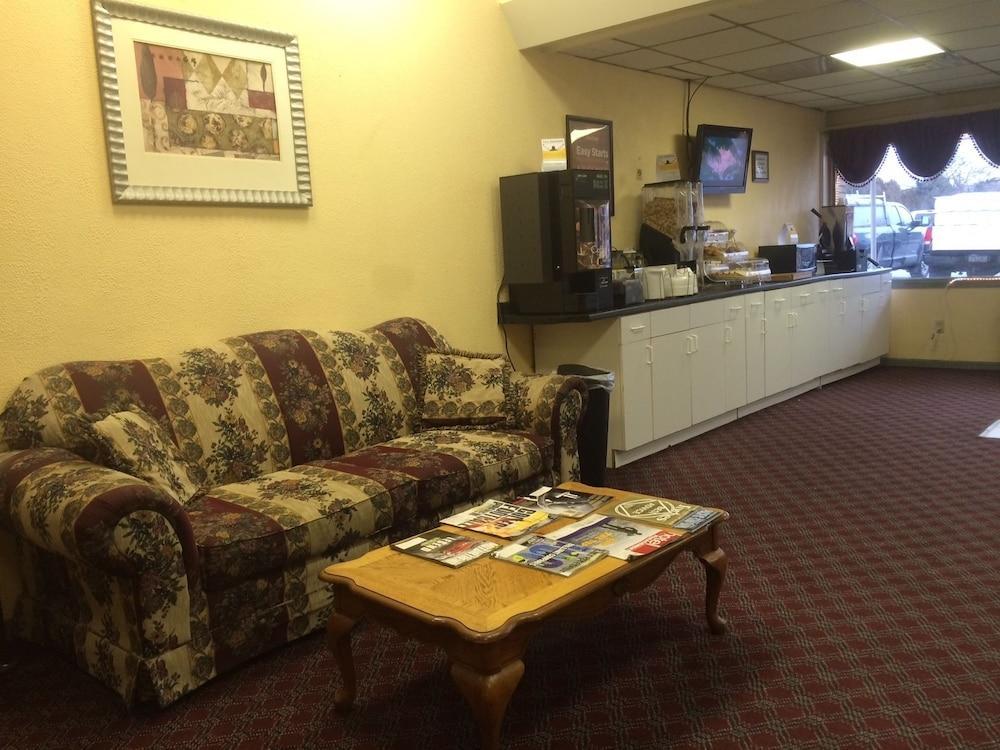 Econo Lodge Reading Airport photo 27