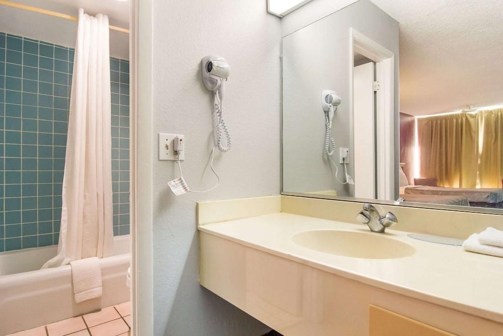 Econo Lodge photo 17