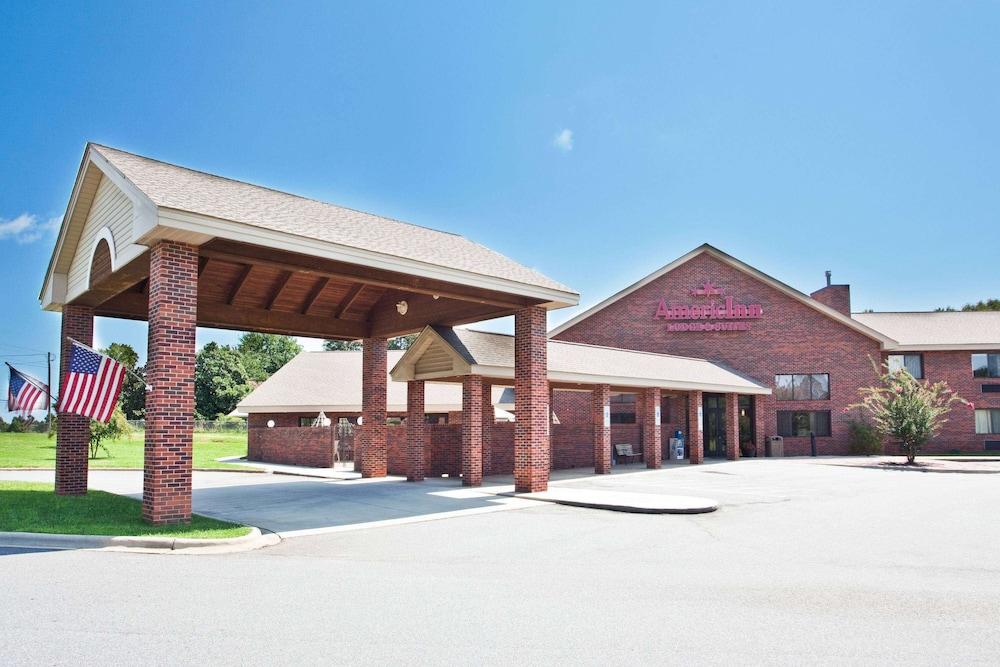 University Inn — hotel in Shelby