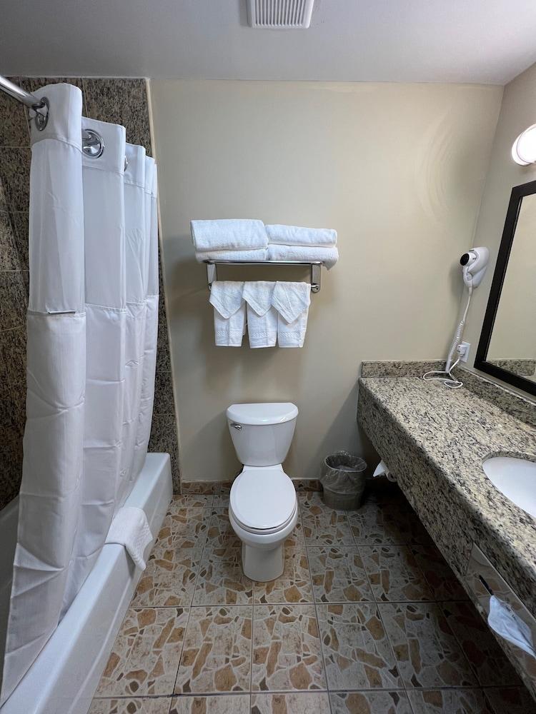 Travelodge by Wyndham Ozone Park photo 24