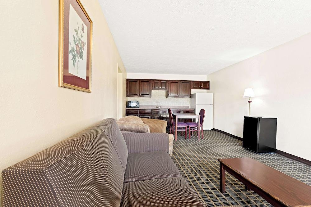 Americas Best Value Inn & Suites Mt. Pleasant photo 22