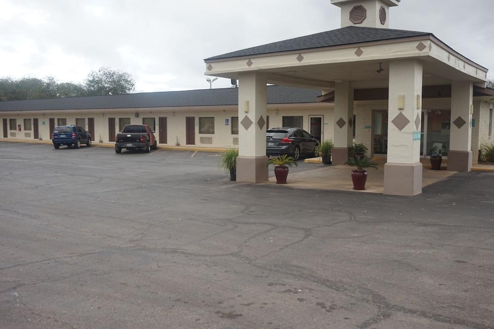Pearsall Executive Inn photo 19