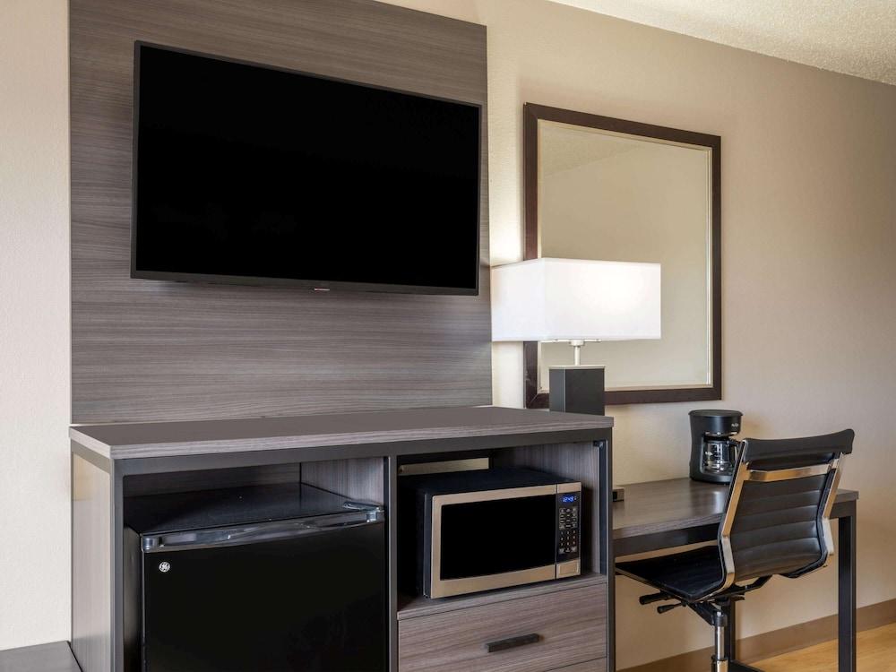Super 8 by Wyndham Clinton photo 12