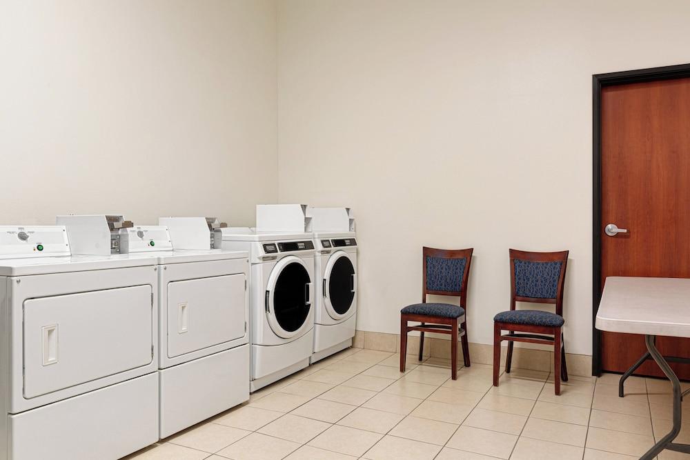 Holiday Inn Express and Suites Bakersfield Central by IHG photo 26