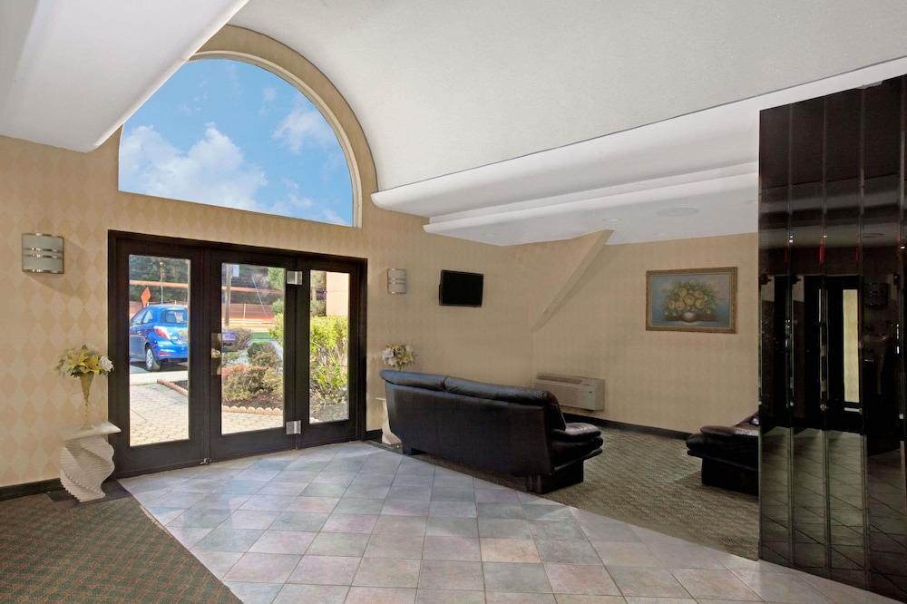 Ramada by Wyndham Parsippany photo 3
