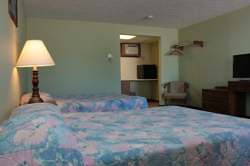The Villager Motel photo 2