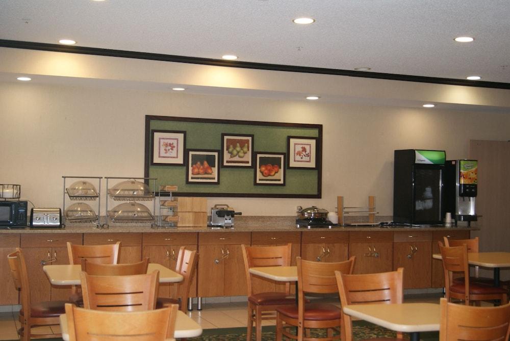 Baymont by Wyndham Coon Rapids photo 10