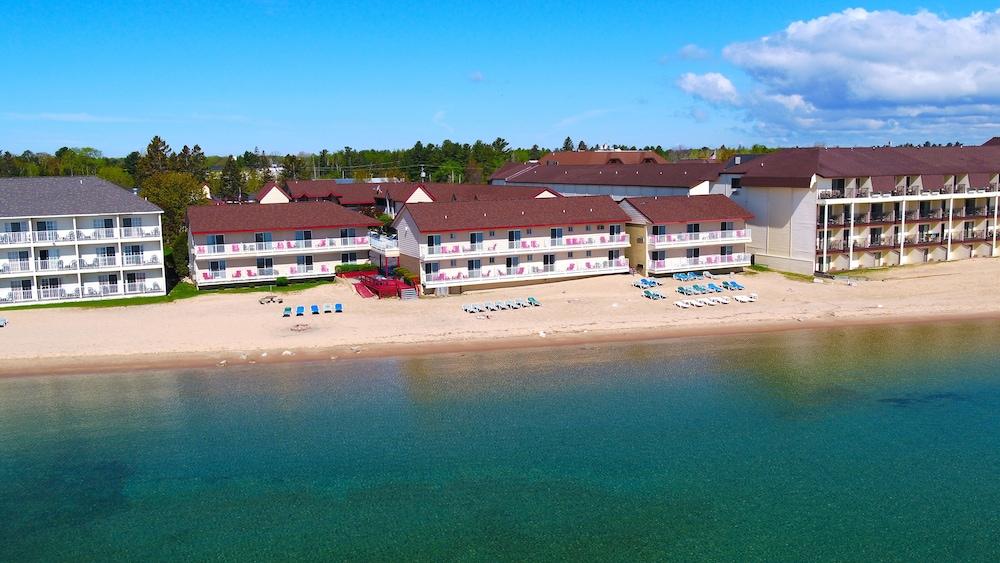 Super 8 by Wyndham Mackinaw City/Beachfront Area photo 20