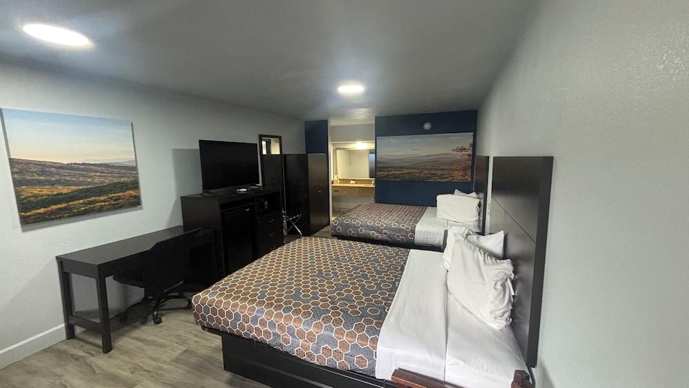 Galaxy Inn & Suites photo 3