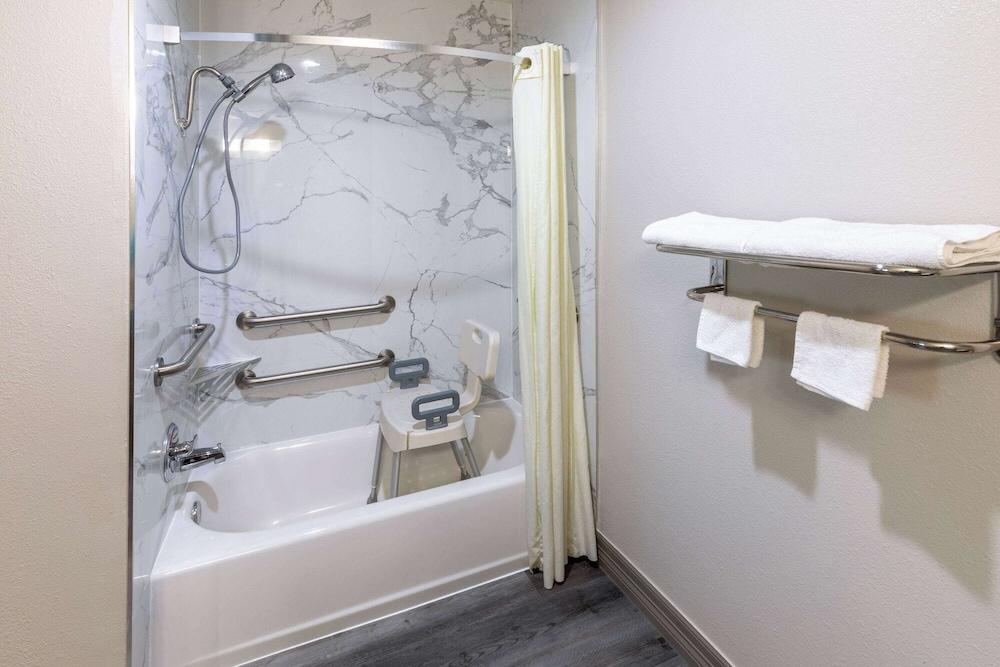 Days Inn by Wyndham Baytown Garth Road I10 East photo 23