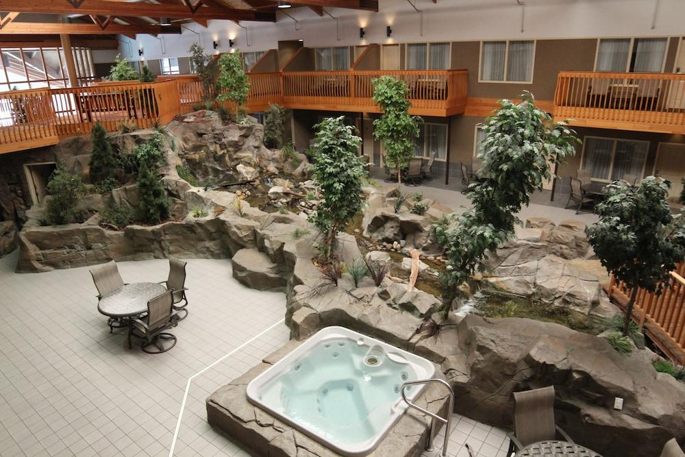 C'mon Inn Hotel & Suites photo 1