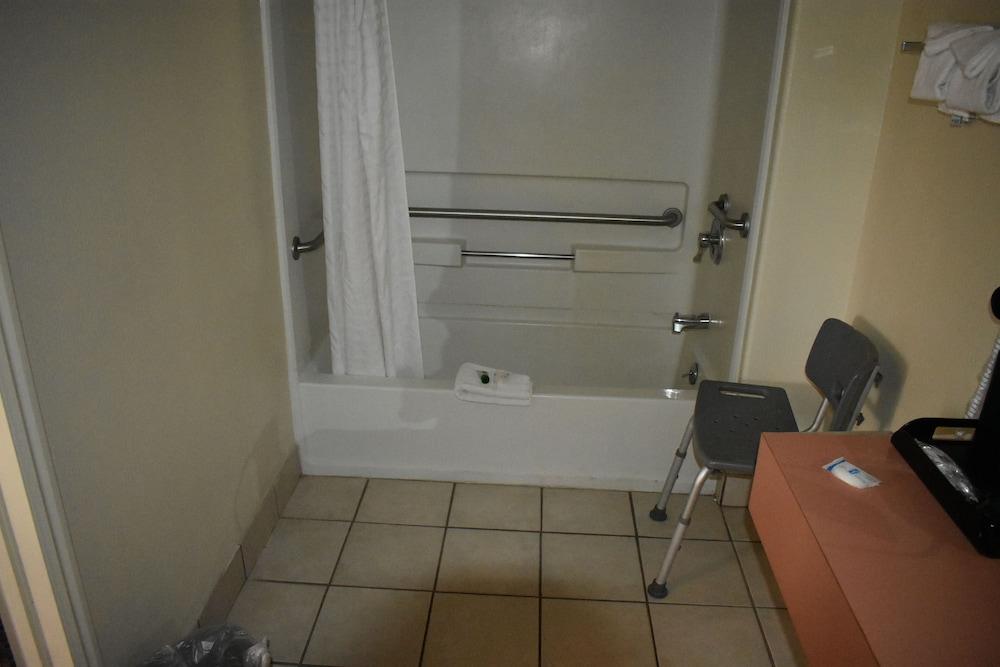 Rodeway Inn photo 24