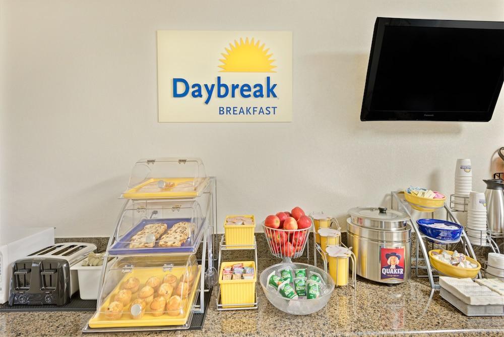 Days Inn by Wyndham Overland Park/Metcalf/Convention Center photo 8