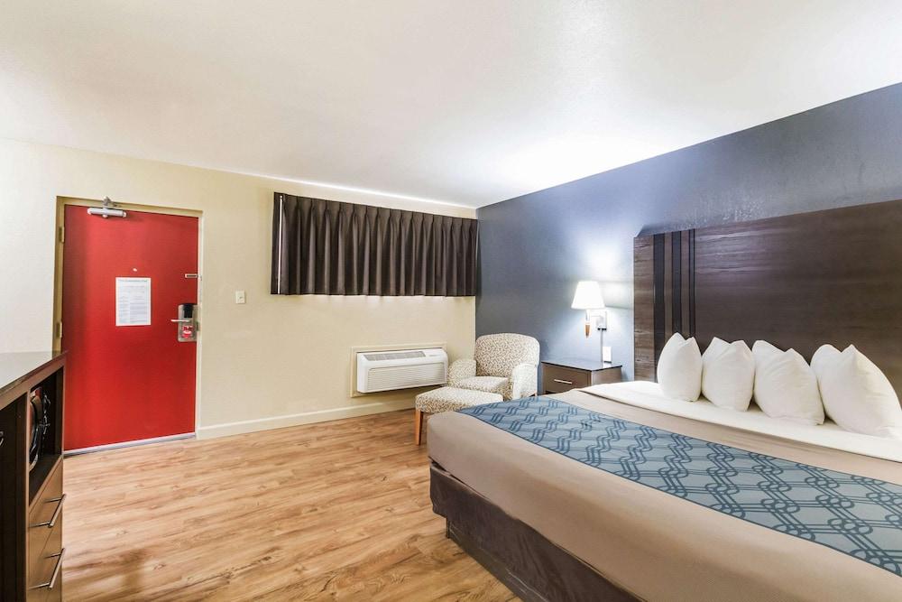 Econolodge Inn & Suites photo 9
