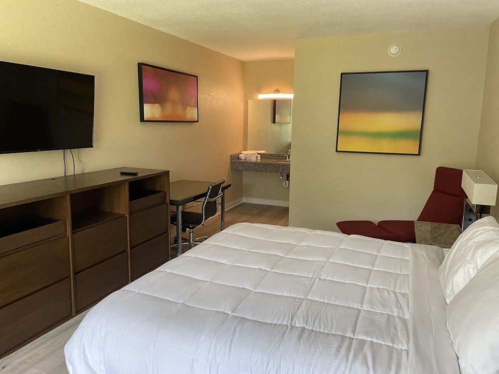 Econo Lodge Jennings photo 9