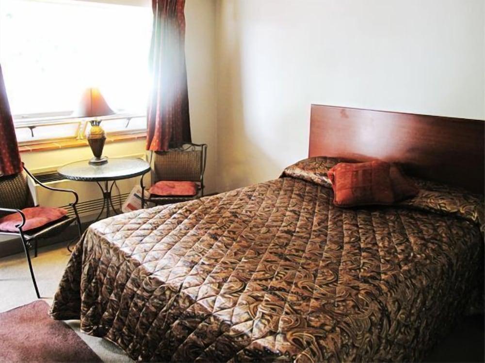 Hudson Manor Inn photo 10