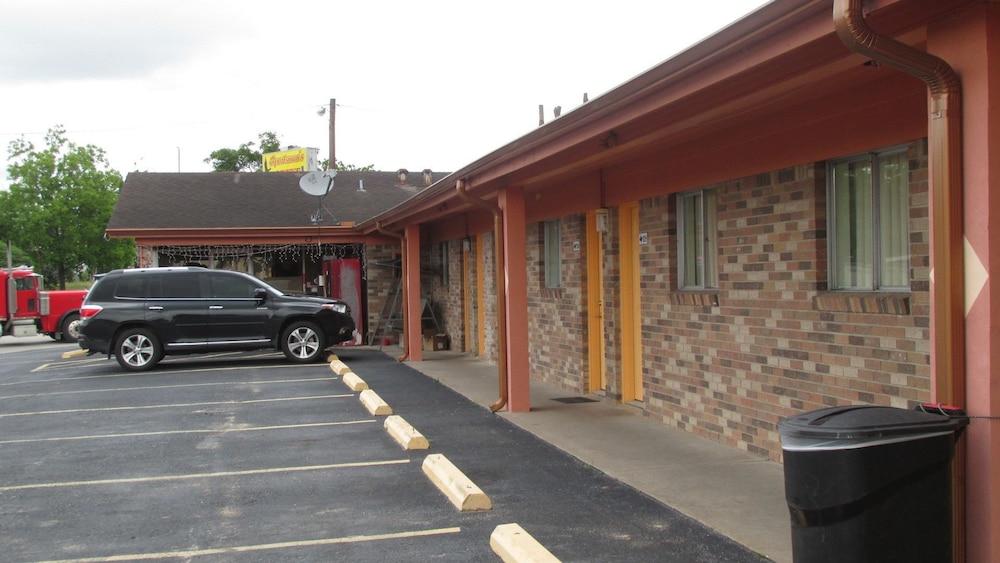 Sportsman Motel photo 6
