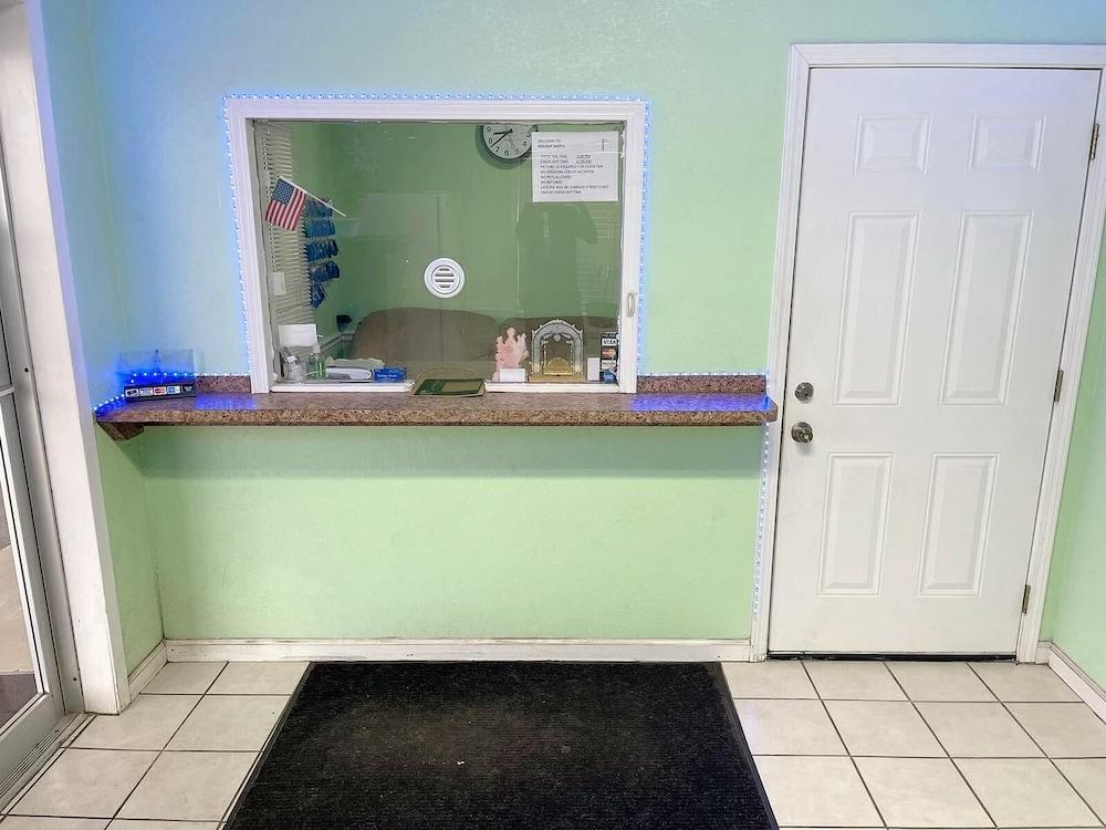Holiday Motel photo 6